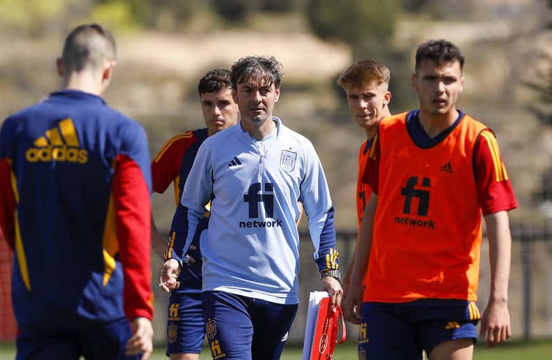 Santi Denia: «De la Fuente echa mil horas en la Federación, come con los empleados...»