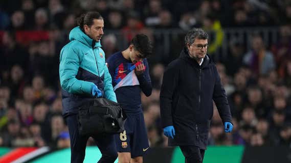 Pedri, tras caer lesionado ante el Manchestrer United. /GETTY