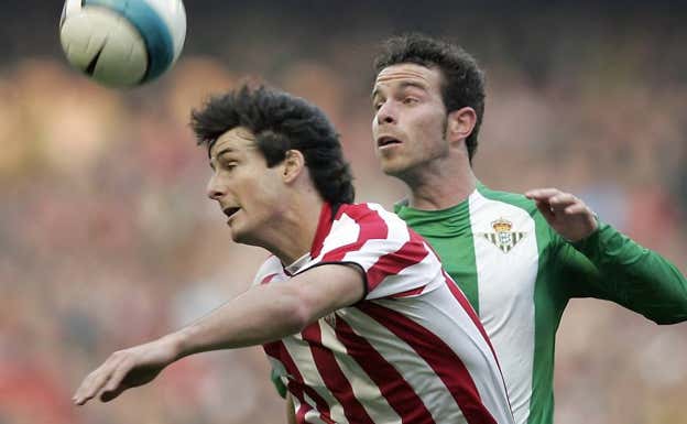 Fernando Vega disputa un balón con Aduriz en su etapa de futbolista del Betis. ABC
