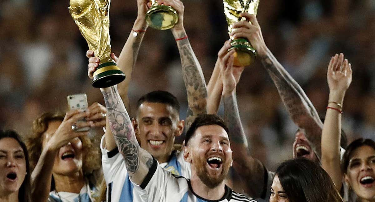 Messi levanta la Copa del Mundo. /REUTERS