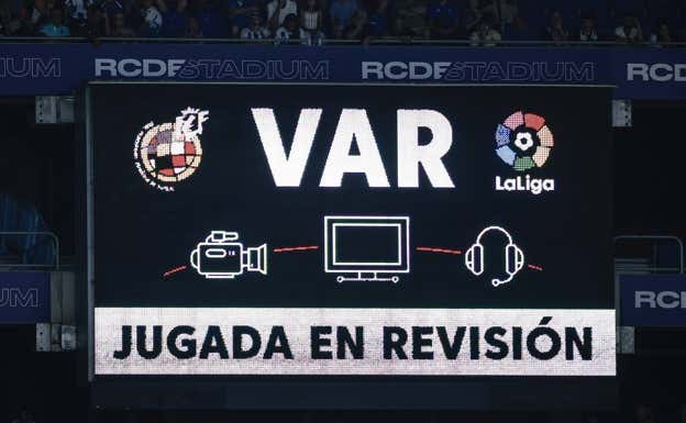 El VAR revisa una acción en un partido en campo del Espanyol. AFP