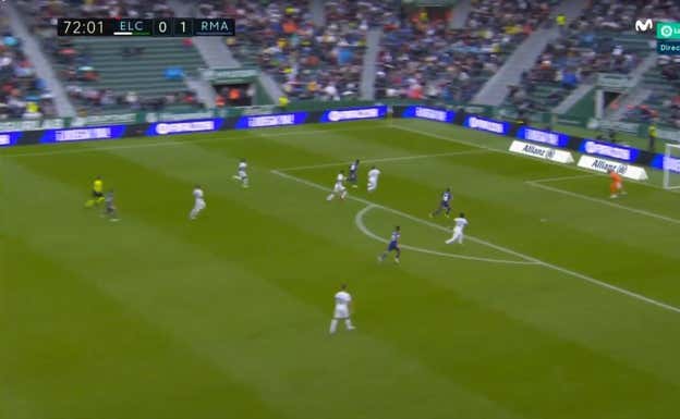 Jugada parecida (curso 21/22) en la que Vinicius encara portería con un control largo que esta vez no se le escapa ni desvía.