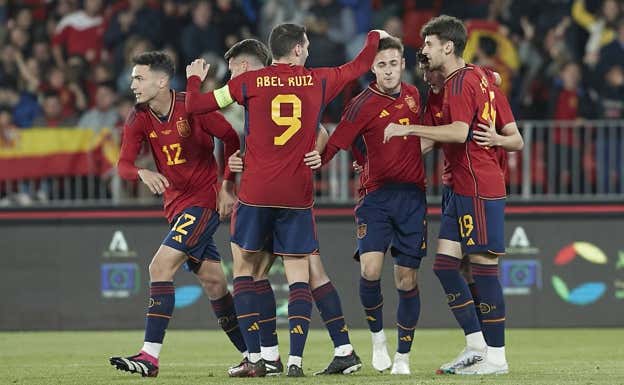 Abel Ruiz, capitán de la Selección, felicita a Riquelme.  RFEF