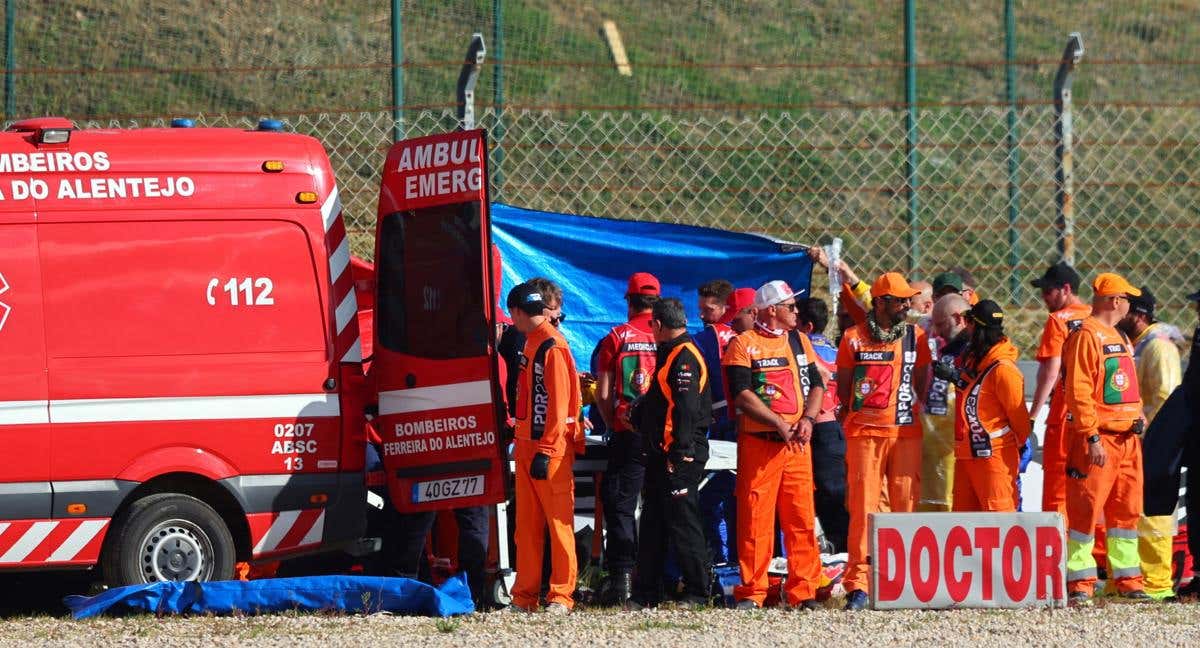 Los servicios médicos del circuito del Algarve atienden a Pol Espargaró tras su dura caída./EFE