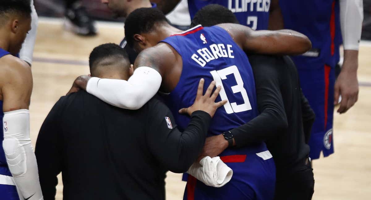 Paul George se retira lesionado en un partido reciente.