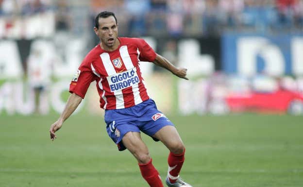 Petrov, con la mítica camiseta del Atlético que anunciaba películas de cine.
