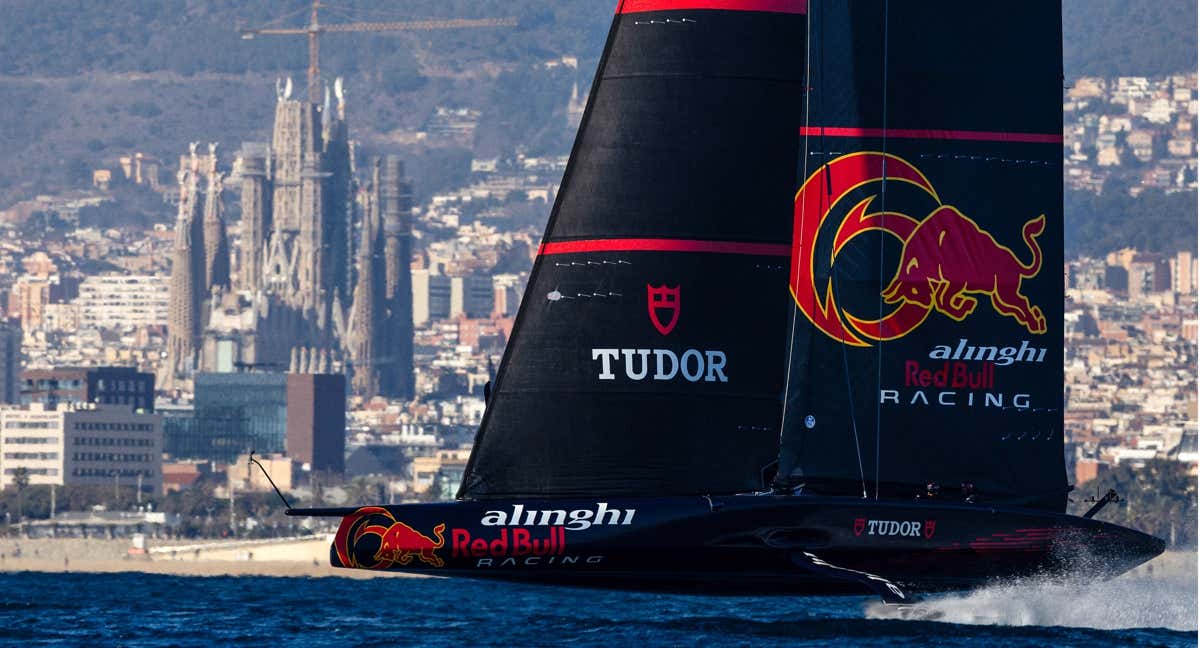 El velero suizo navega en Barcelona con la Sagrada Familia al fondo. /ALINGHI RED BULL RACING