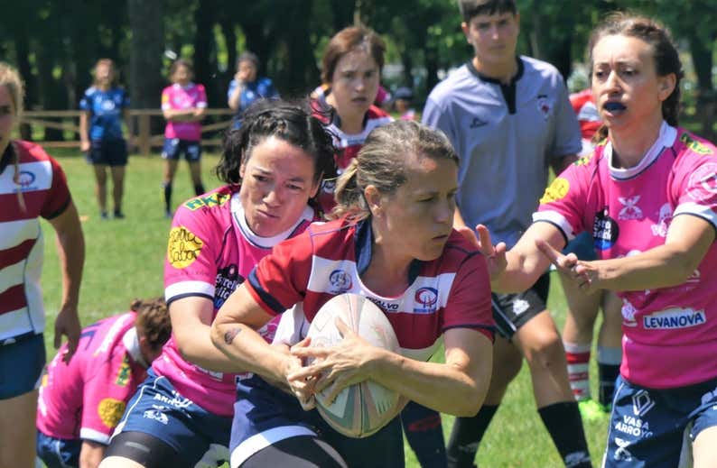 Casi 400 'mamás del rugby' se dan cita en Bilbao para jugar al 'melón'