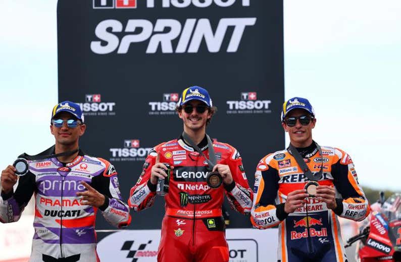 Márquez alimenta el sueño de la pelea por el título
