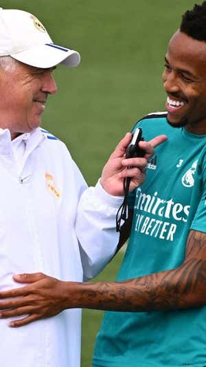 Carletto y Militao bromean durante un entrenamiento en el Real Madrid.