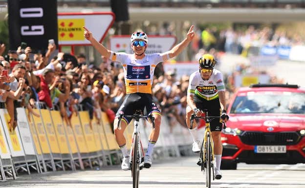 Remco Evenepoel celebra su victoria en la última etapa de la Volta a Catalunya por delante de Primoz Roglic.  SOUDAL-QUICK STEP / GETTY IMAGES / DAVID RAMOS
