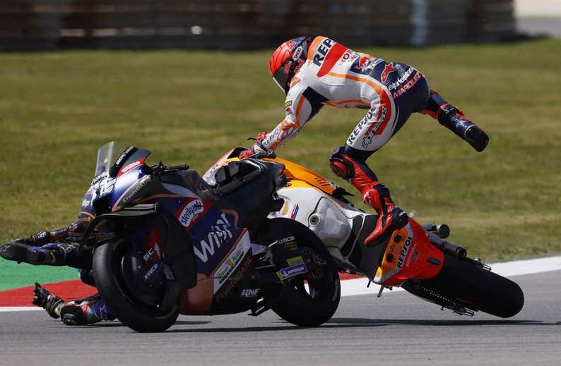 Marc Márquez la lía y Bagnaia cumple con su rol de máximo favorito al título
