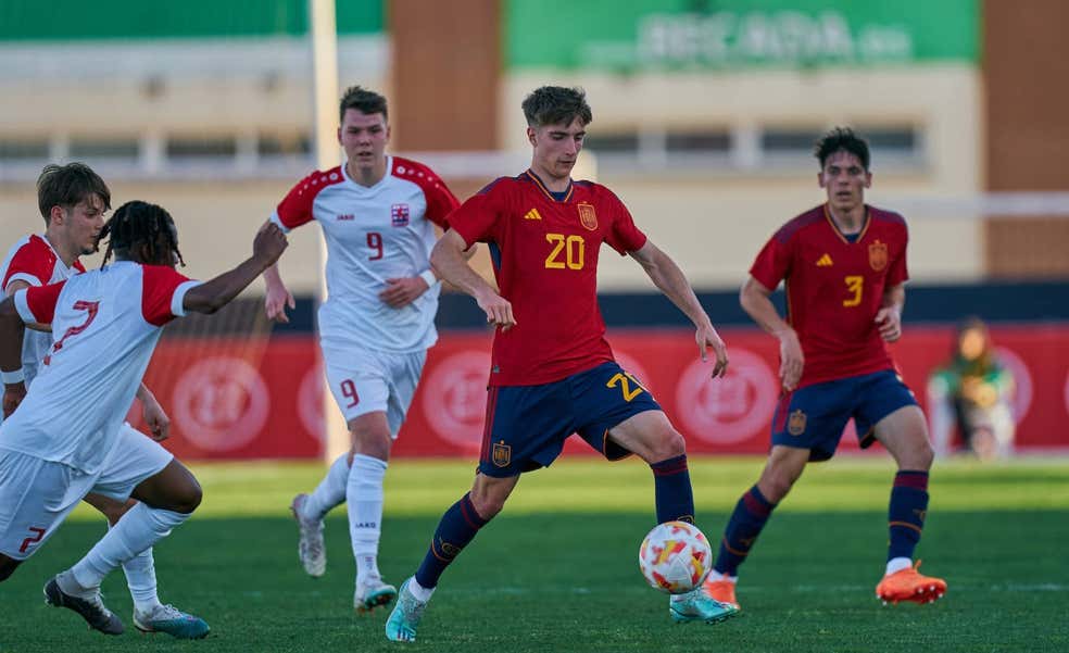 César Palacios, la perla del Madrid obsesionada con el fútbol ya decide con España