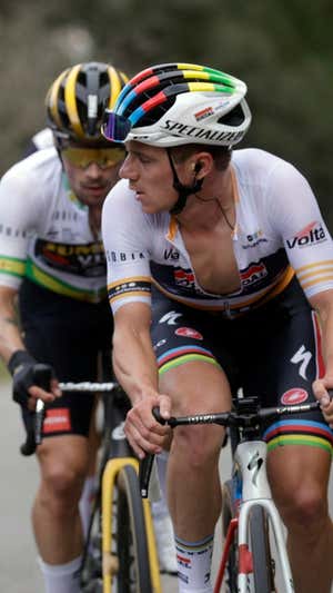 Remco Evenepoel otea por encima de su hombro la sombra de Primoz Roglic.  EFE / QUIQUE GARCÍA