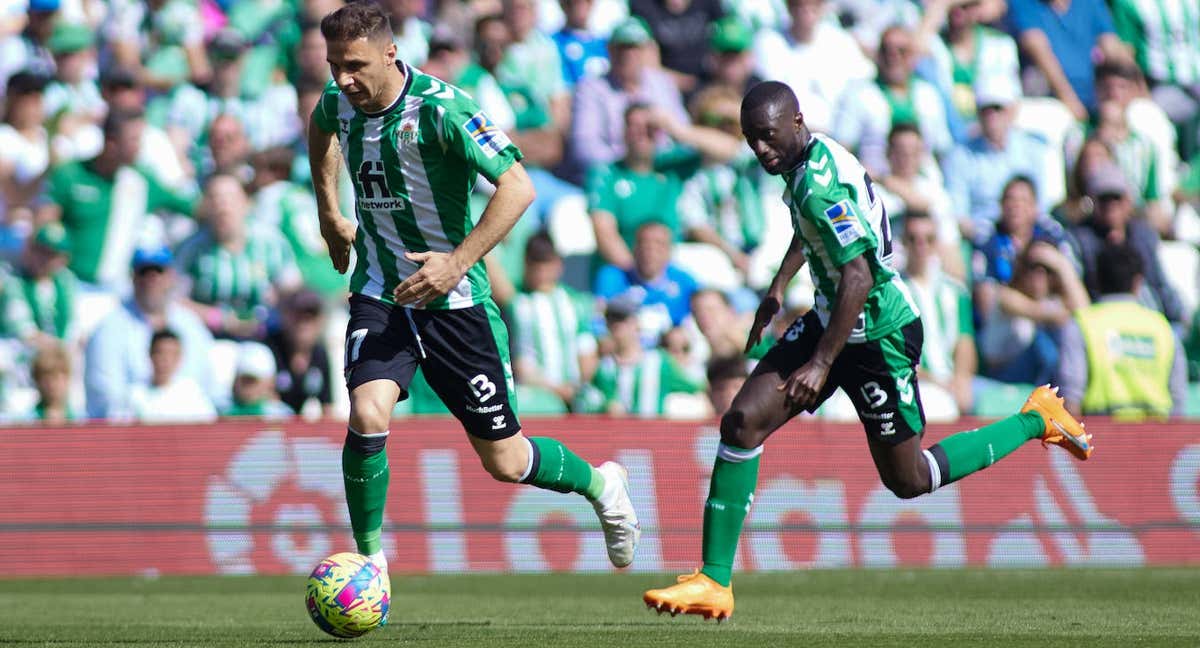 Joaquín conduce la pelota en el último partido ante el Mallorca./EP