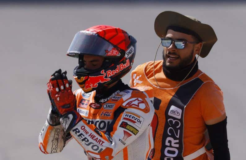 Márquez sale escayolado y entona el mea culpa: «Hoy otro piloto se ha caído por mi culpa»