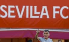 Mendilibar: «Lo más importante es la salvación, le va la vida al Sevilla»