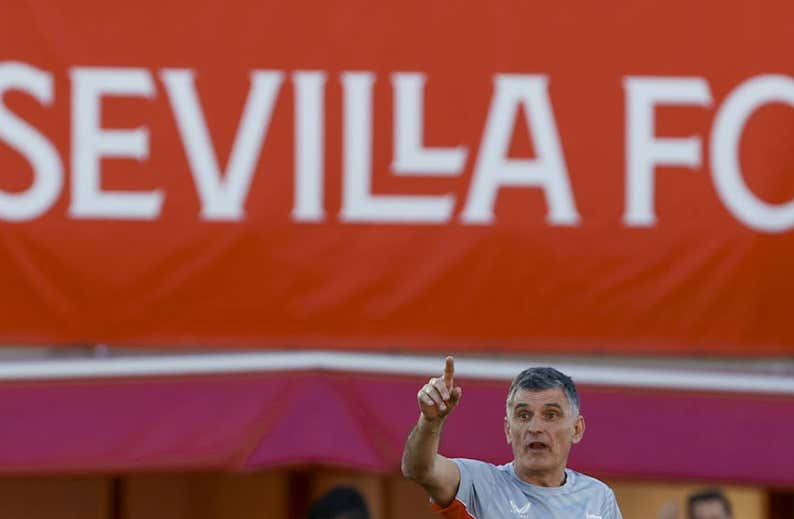 Mendilibar: «¿La salvación o la Europa League? La salvación, le va la vida al Sevilla»