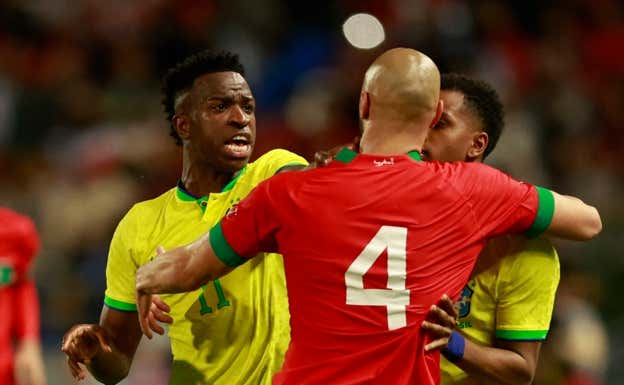 Vinicius se enfrenta a Amrabat. AFP
