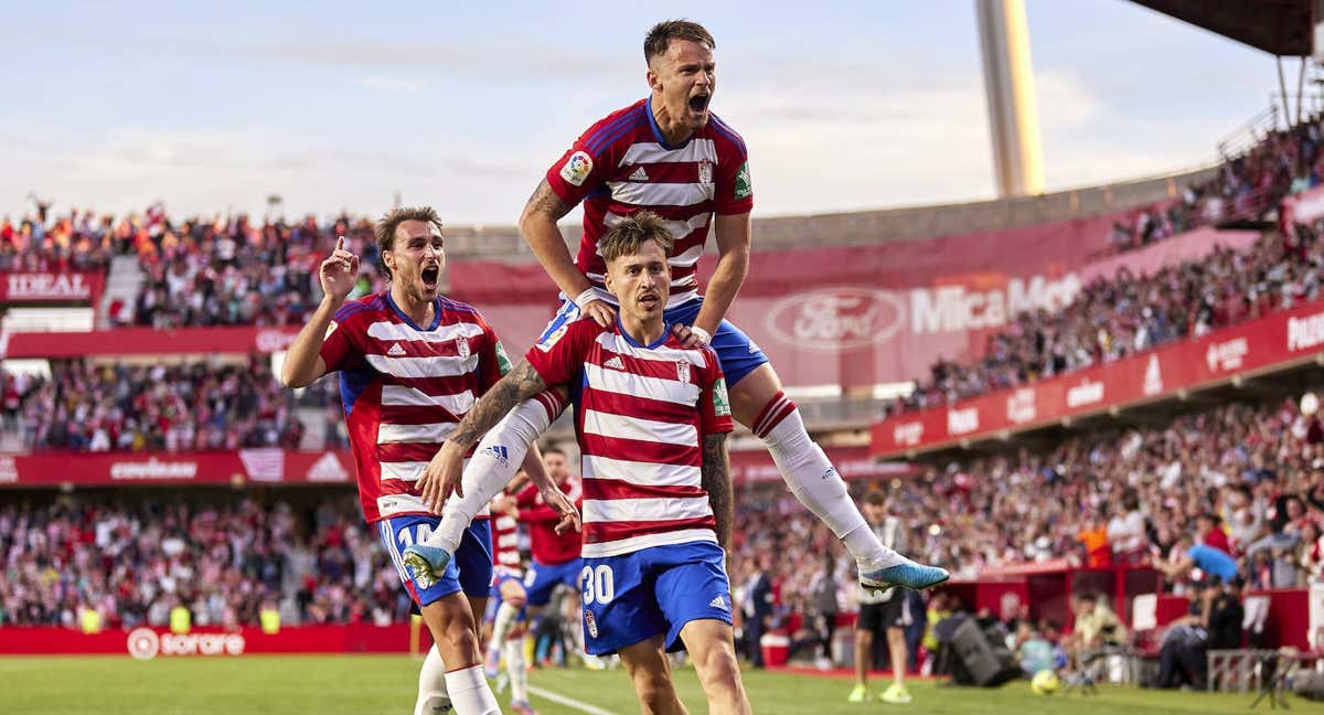 Los jugadores del Granada celebran el gol de Ricard frente al Oviedo./Getty Images