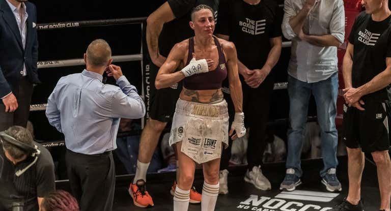 Jennifer Miranda, tras retener el cinturón WBA Intercontinental ante Sayda Mosquera en mayo de 2022.