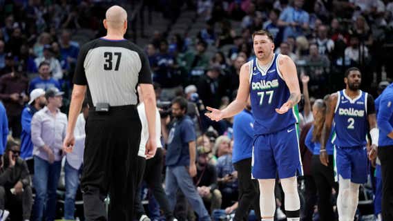 Luka Doncic protesta durante una derrota de los Mavericks ante los Hornets./AFP