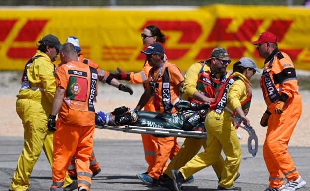 Miguel Oliveira, en camilla tras el accidente con Marc Márquez en el GP de Portugal 2023 de MotoGP.  AFP