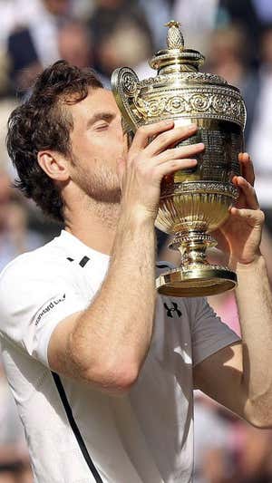 Andy Murray besa la copa de Wimbledon en 2016.  EFE/EPA/ANDREW COULDRIDGE