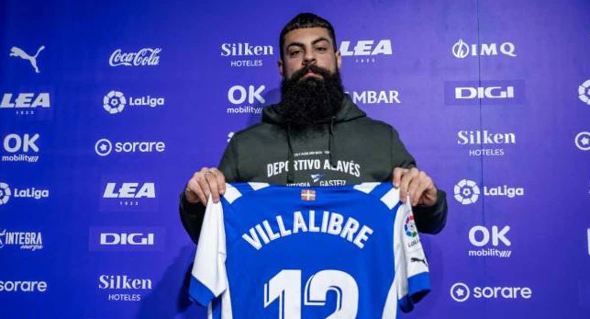 Asier Villalibre posa con la camiseta del Alavés./Alavés