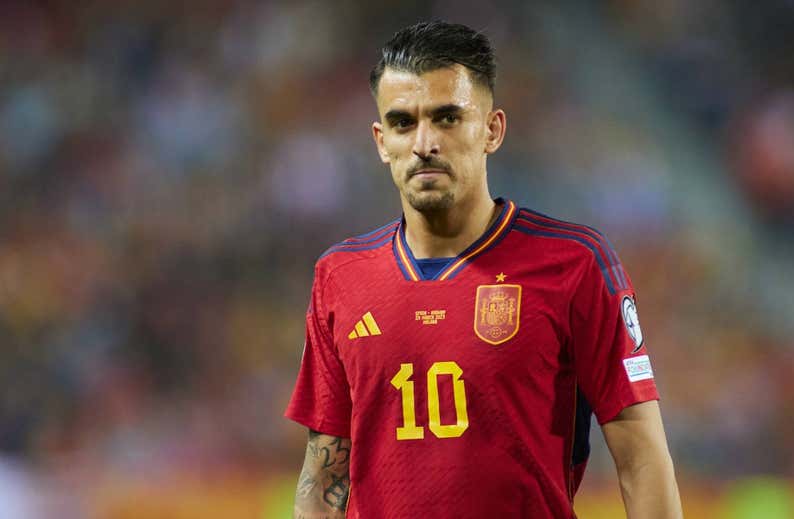 ¡Cabezazo de Joselu al larguero!