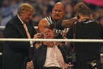 El día que Donald Trump se jugó su pelo en la 'Batalla de Billonarios' de WrestleMania