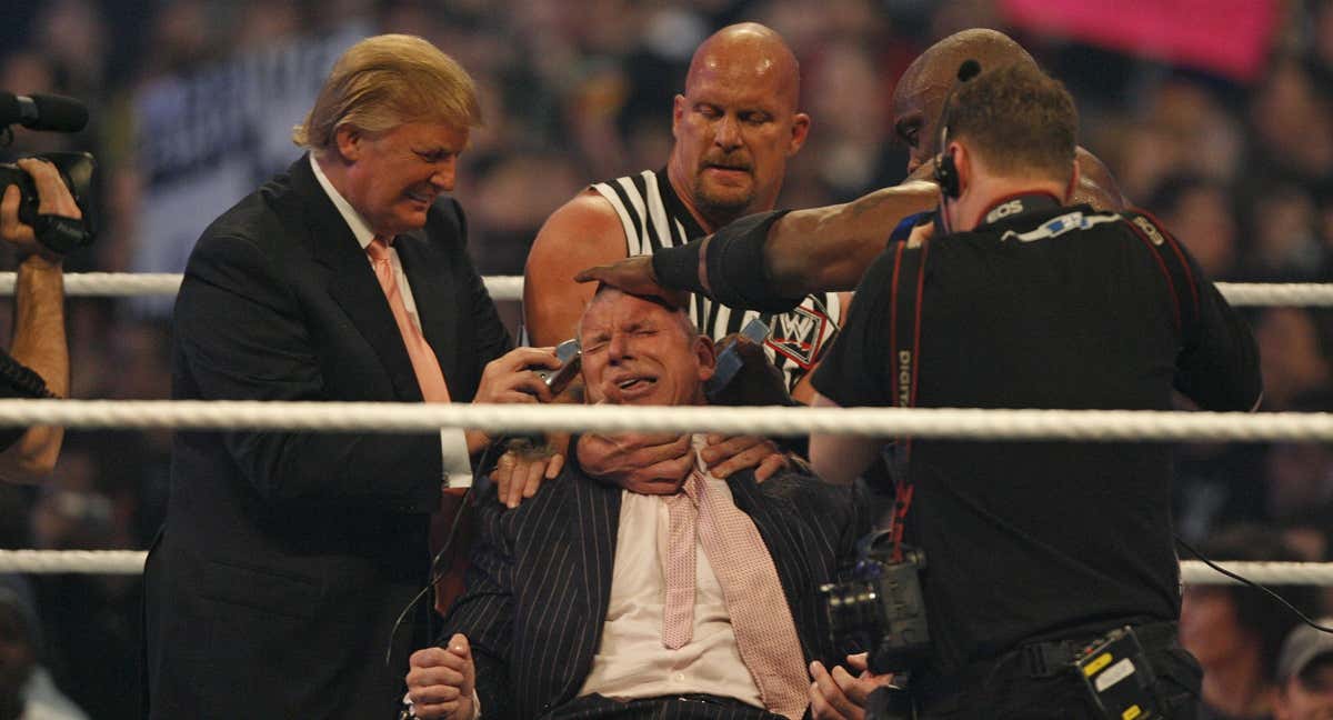 Donald Trump rapa el pelo a Vince McMahon con la ayuda de Stone Cold y Bobby Lashley./Getty Images