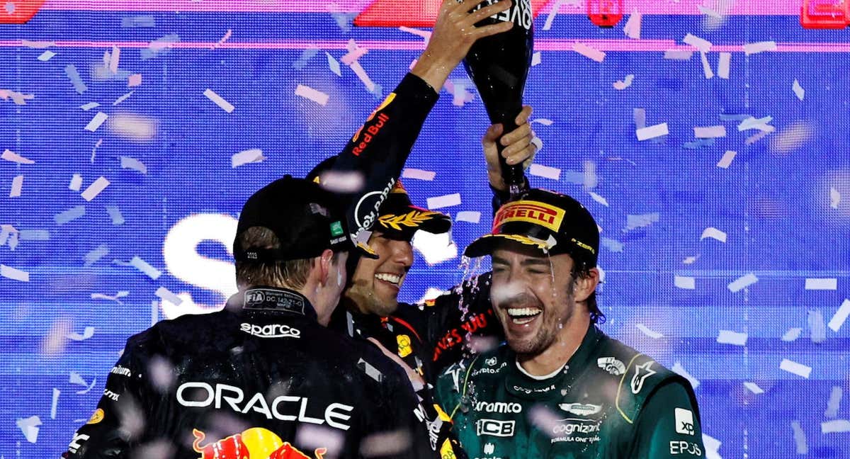 Max Verstappen, Sergio Pérez y Fernando Alonso, en el podio del GP de Arabia Saudí de F1 2023. /Reuters