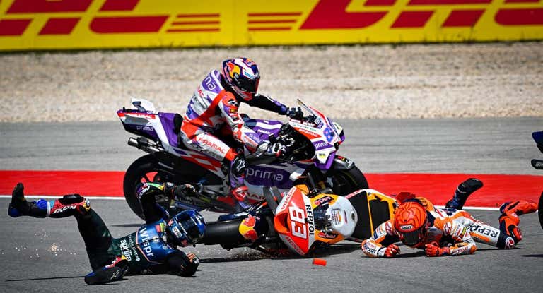 Marc Márquez, Miguel Oliveira y Jorge Martin tras su incidente en Portimao.