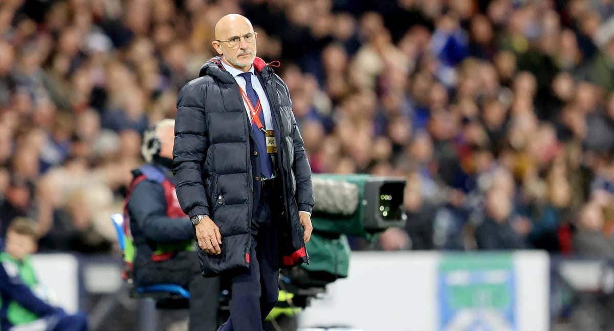 De la Fuente, en la banda de Hampden Park. /EFE
