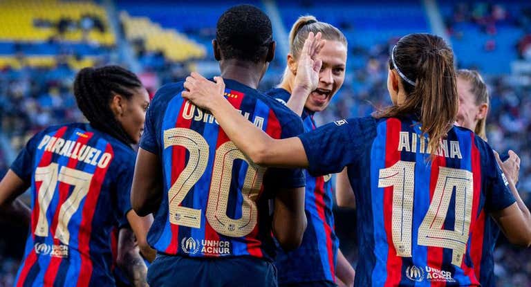 Las jugadoras del Barça celebran el gol de Oshoala en el Camp Nou.
