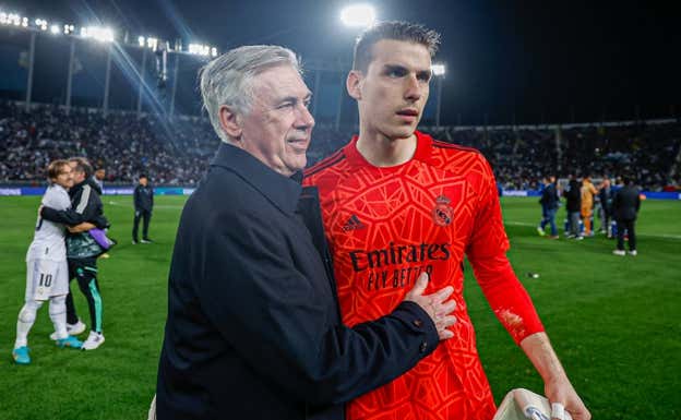 Carlo Ancelotti felicita a Lunin tras uno de los partidos del Mundialito. GETTY