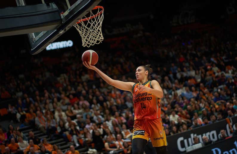Raquel Carrera: «Jugaré en la WNBA, pero ahora priorizo Valencia Basket y la Selección»