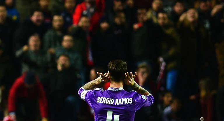 Sergio Ramos celebra un gol ante la afición del Sevilla en 2017.