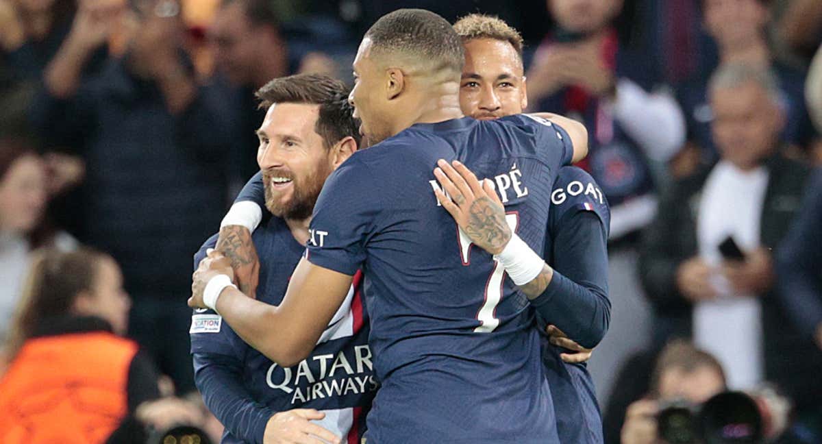 Messi, Mbappé y Neymar celebran un gol con el PSG./AFP