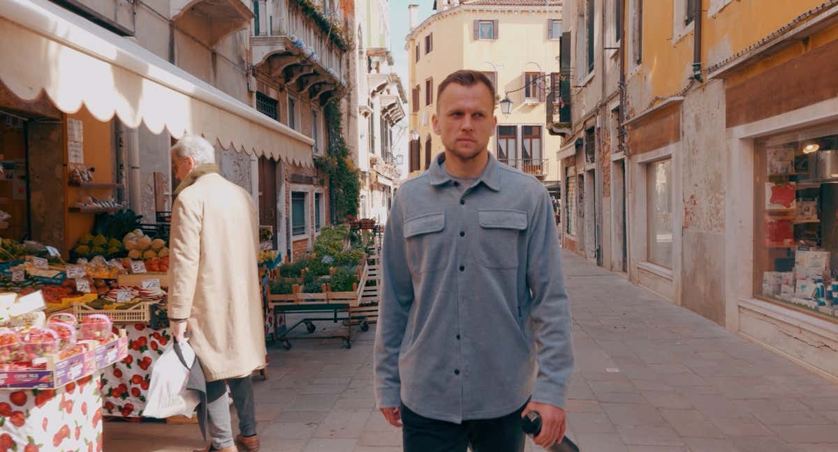 Denis Cheryshev posa para Relevo en una de las calles de Venecia. /RELEVO / GIACOMO COSUA