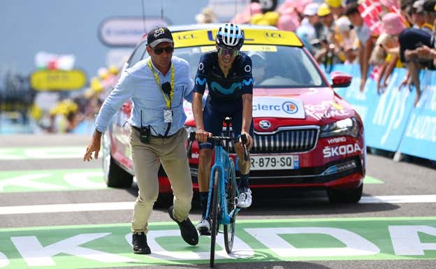 Enric Mas cruza una meta del Tour de Francia ante un público indiferente.  GETTY IMAGES
