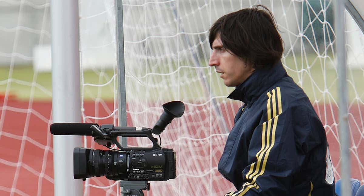Javier graba las imágenes de un entrenamiento de la Selección.