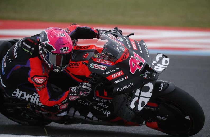 Aprilia se mueve como ninguna en la resbaladiza pista de Termas de Río Hondo