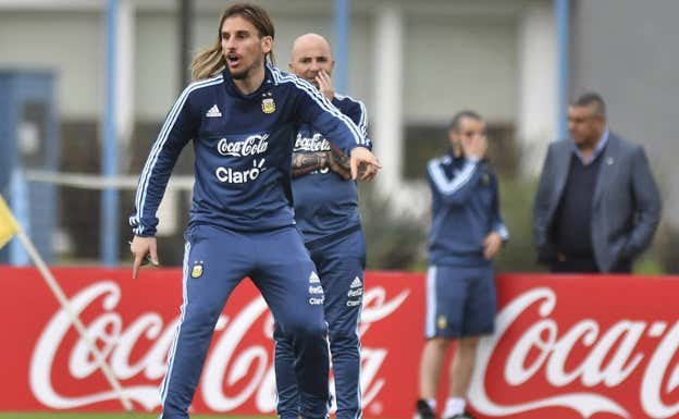 Beccacece da indicaciones en la selección argentina con Sampaoli detrás.  GETTY