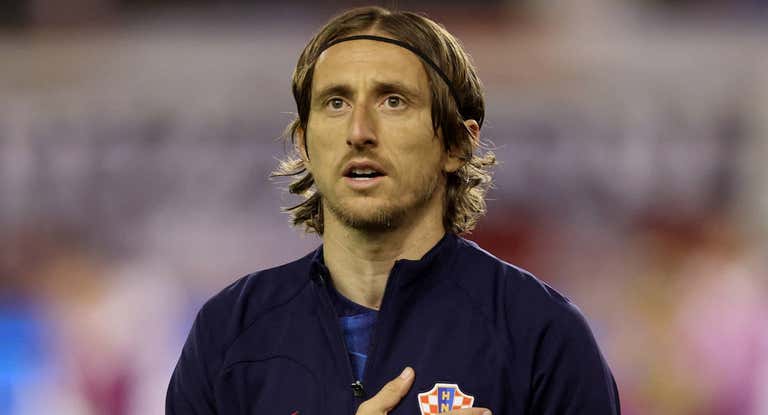 Modric cantando el himno con la selección de Croacia.