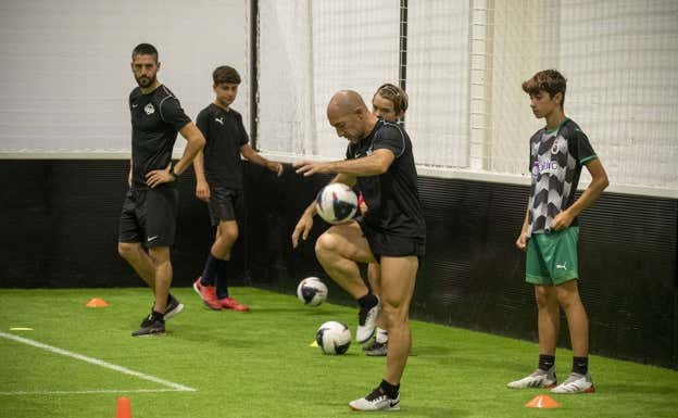 Munitis, dando clases en 'Futbox'. DIARIO MONTAÑÉS