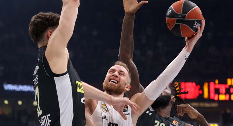 Dzanan Musa ante la defensa del Partizan.