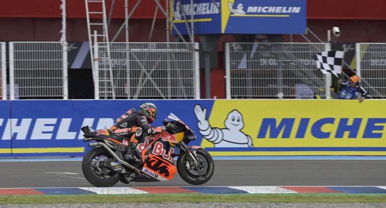 Brad Binder cruza línea de meta de la sprint en primera posición.