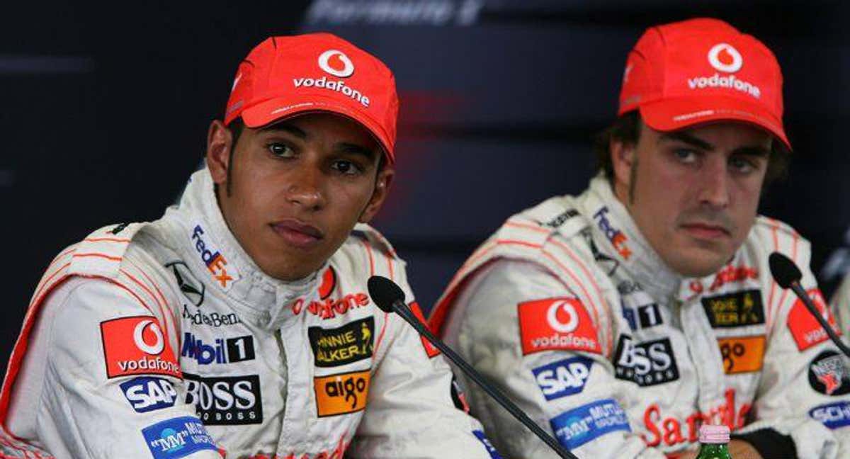 Lewis Hamilton y Fernando Alonso, en una rueda de prensa de la F1 2007.
